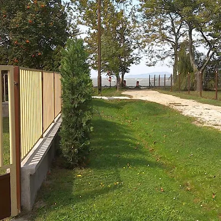 Balatonpart-lak Apartment